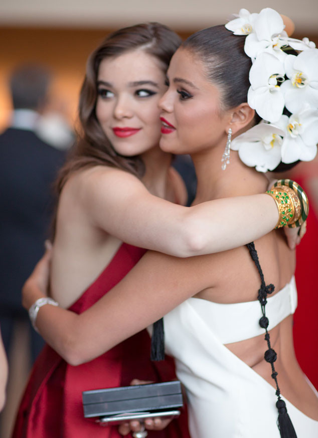 Hailee Steinfeld, Selena Gomez, Met Gala 2015, Inside Candids Hailee Steinfeld, Selena Gomez, Met Gala 2015, Inside Candids